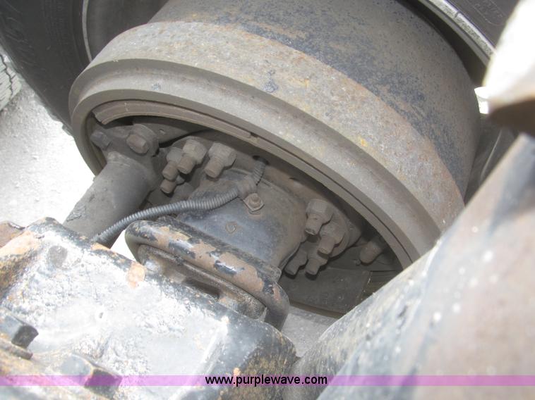 image for item F7345 2005 Freightliner Columbia semi truck