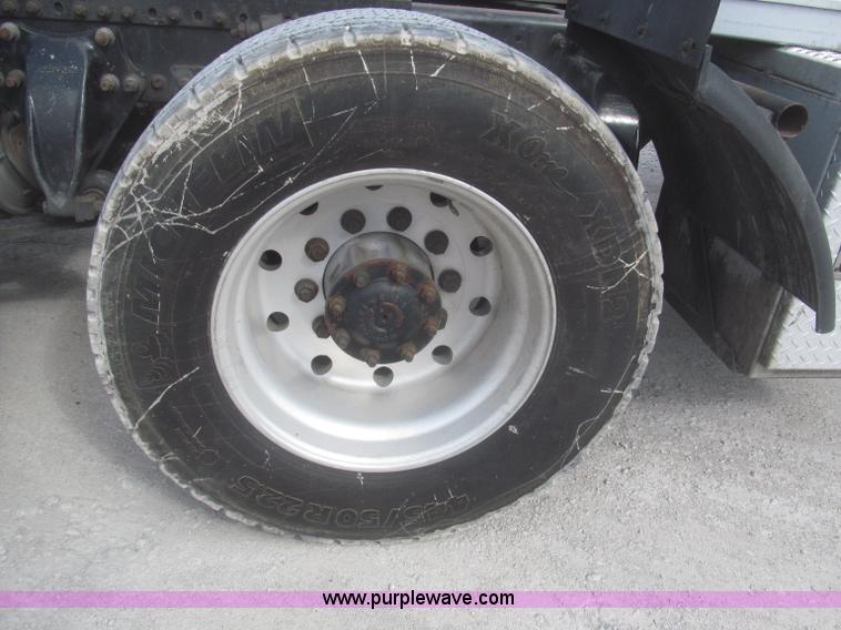 image for item F7345 2005 Freightliner Columbia semi truck