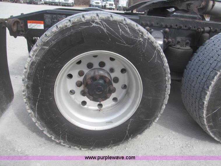 image for item F7345 2005 Freightliner Columbia semi truck