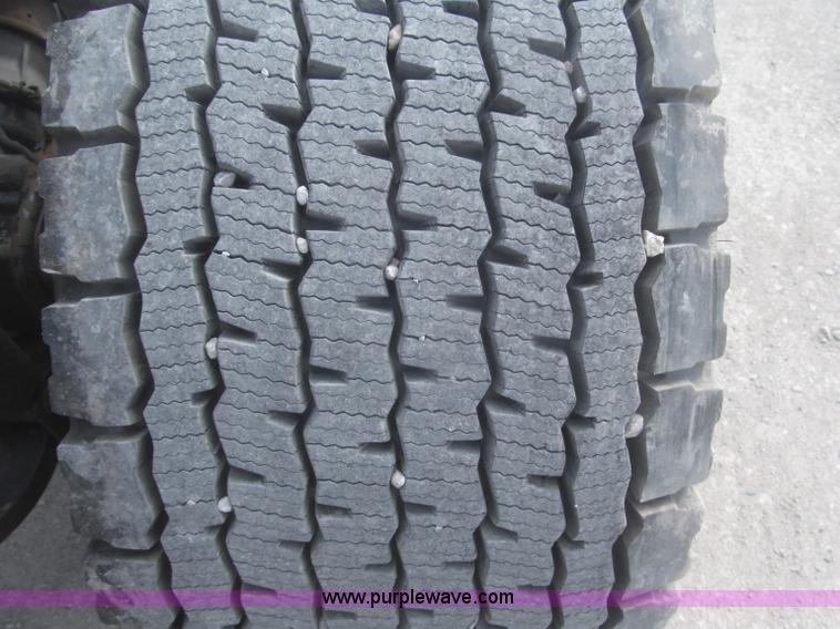 image for item F7345 2005 Freightliner Columbia semi truck