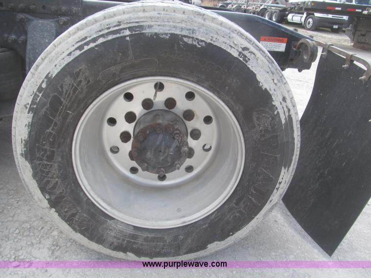 image for item F7345 2005 Freightliner Columbia semi truck