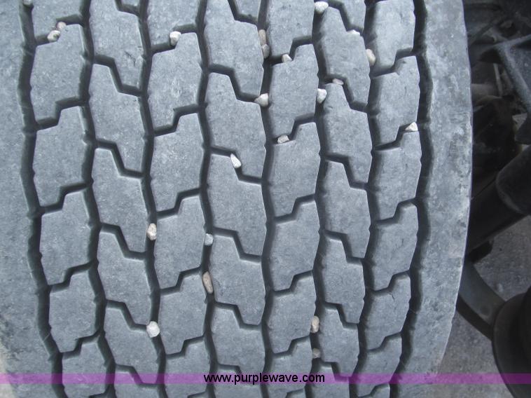 image for item F7345 2005 Freightliner Columbia semi truck