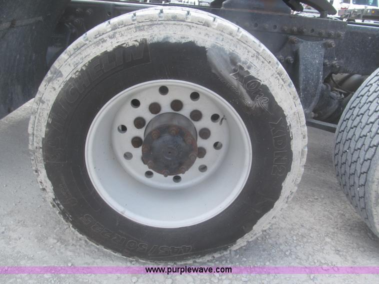 image for item F7345 2005 Freightliner Columbia semi truck