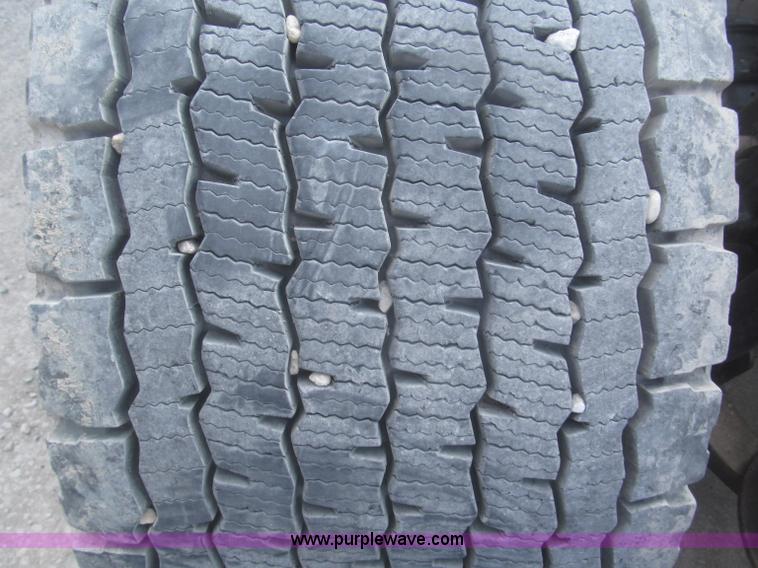 image for item F7345 2005 Freightliner Columbia semi truck