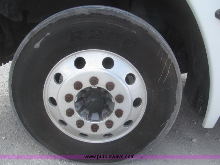 image for item F7345 2005 Freightliner Columbia semi truck