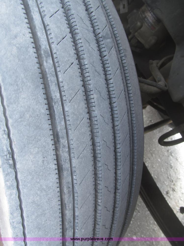 image for item F7345 2005 Freightliner Columbia semi truck