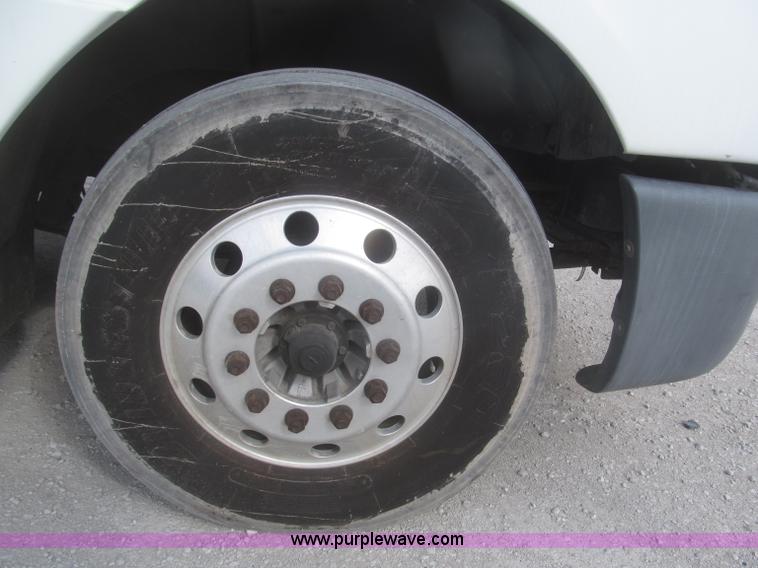 image for item F7345 2005 Freightliner Columbia semi truck