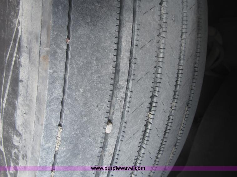 image for item F7345 2005 Freightliner Columbia semi truck