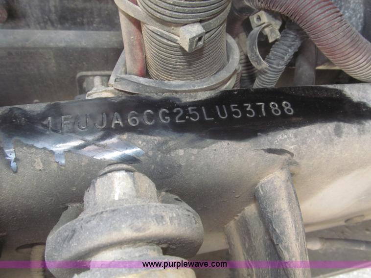 image for item F7345 2005 Freightliner Columbia semi truck