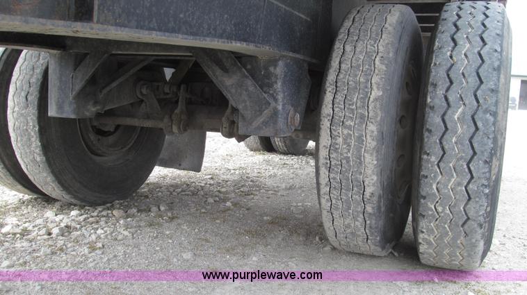 image for item G2335 1989 Transcraft TL90K-45 split-axle flatbed trailer