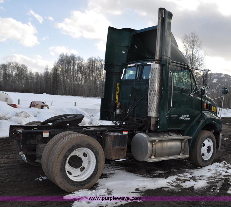 image for item G6440 2007 Sterling A9500 semi truck