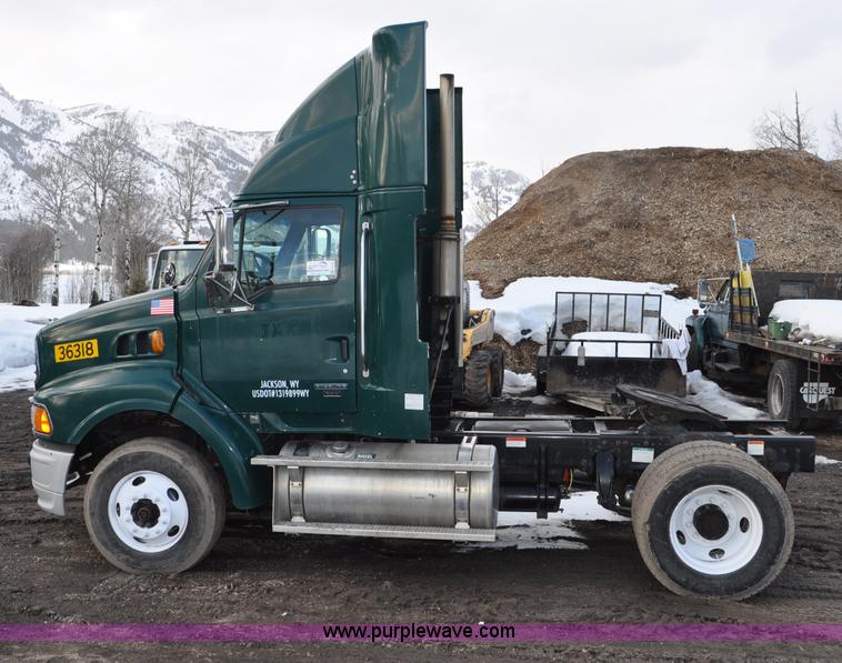 image for item G6440 2007 Sterling A9500 semi truck