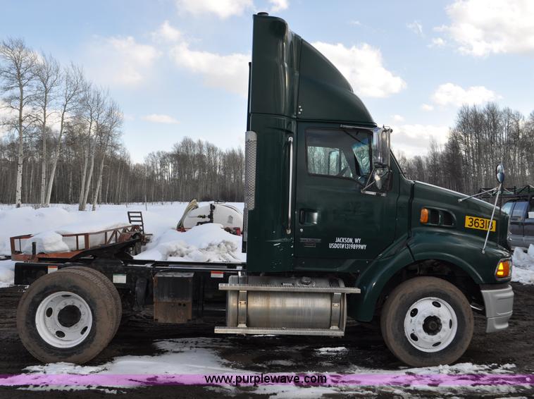 image for item G6440 2007 Sterling A9500 semi truck