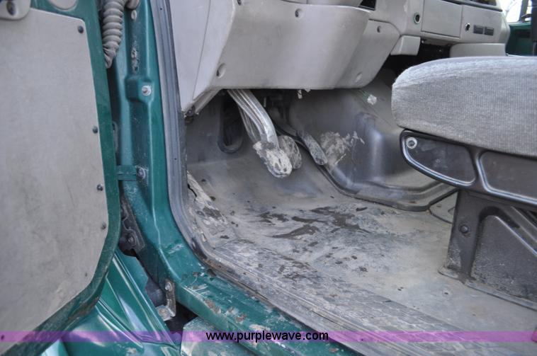 image for item G6440 2007 Sterling A9500 semi truck