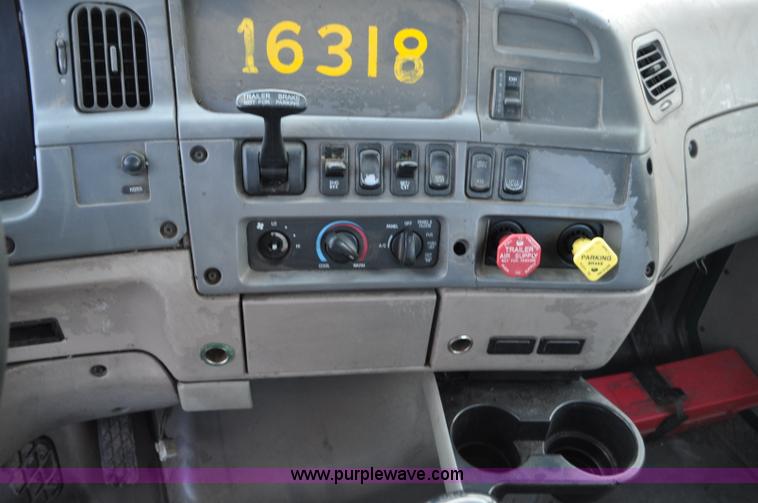 image for item G6440 2007 Sterling A9500 semi truck