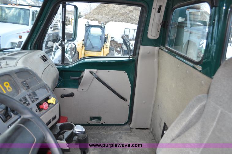 image for item G6440 2007 Sterling A9500 semi truck