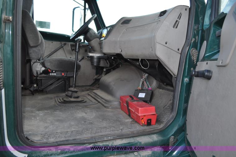 image for item G6440 2007 Sterling A9500 semi truck