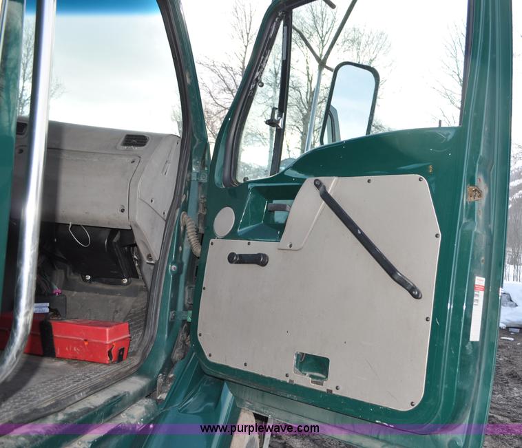 image for item G6440 2007 Sterling A9500 semi truck