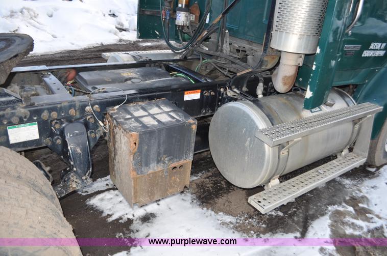 image for item G6440 2007 Sterling A9500 semi truck