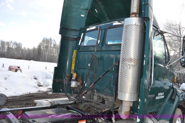 image for item G6440 2007 Sterling A9500 semi truck