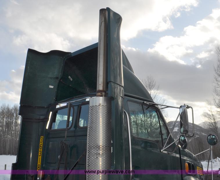 image for item G6440 2007 Sterling A9500 semi truck