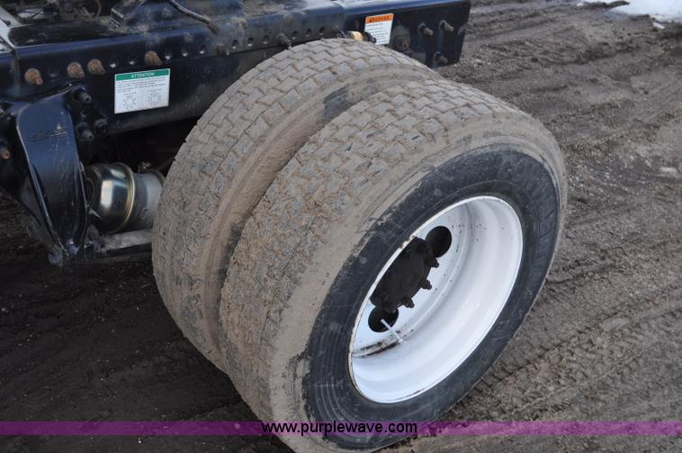 image for item G6440 2007 Sterling A9500 semi truck