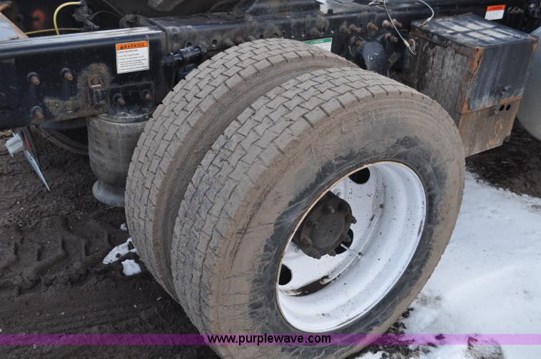 image for item G6440 2007 Sterling A9500 semi truck