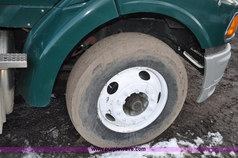image for item G6440 2007 Sterling A9500 semi truck