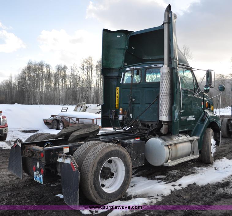image for item G6441 2007 Sterling A9500 semi truck