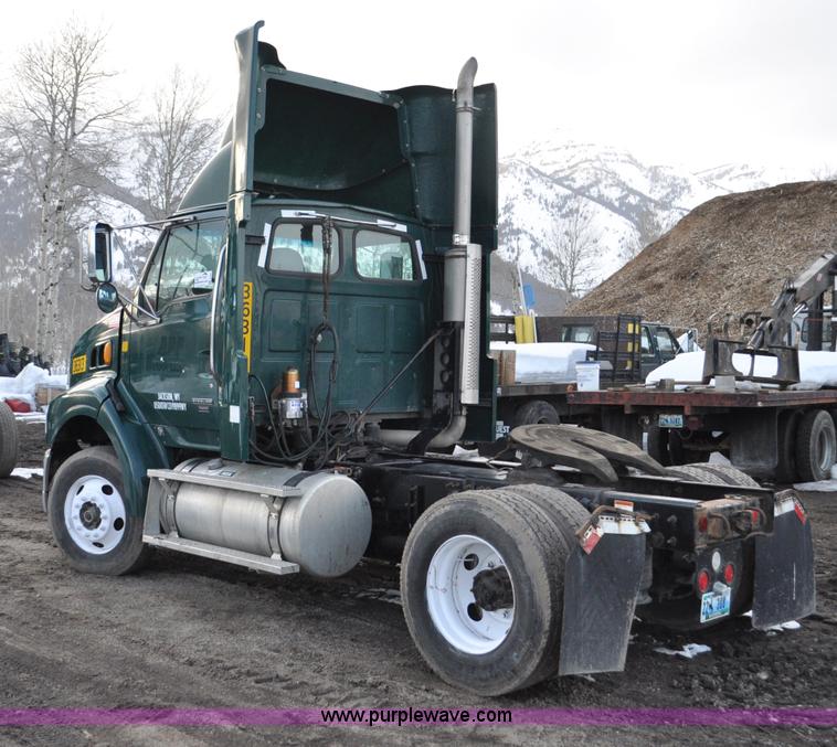 image for item G6441 2007 Sterling A9500 semi truck