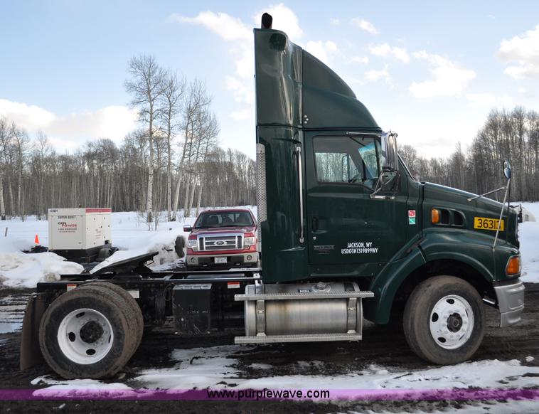 image for item G6441 2007 Sterling A9500 semi truck