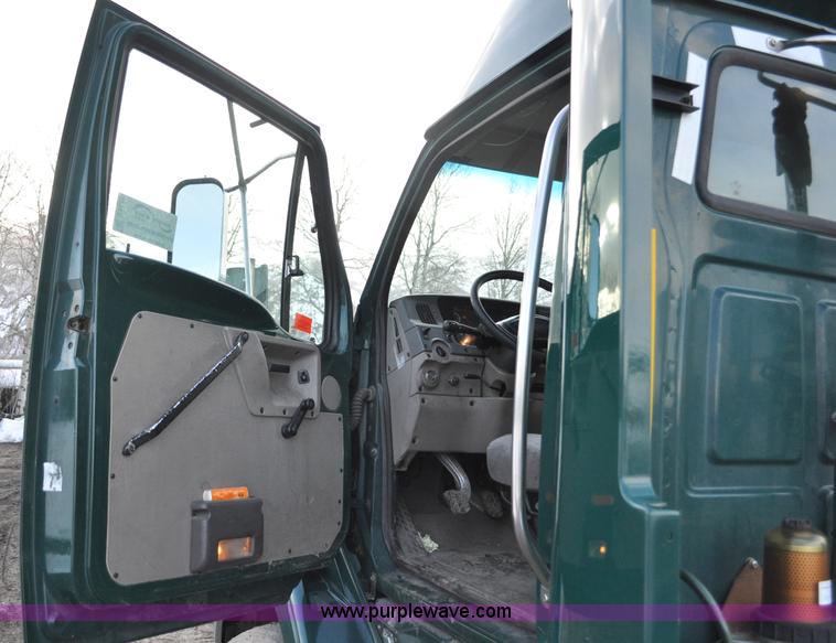 image for item G6441 2007 Sterling A9500 semi truck