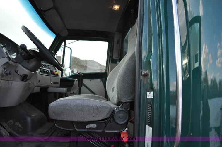 image for item G6441 2007 Sterling A9500 semi truck