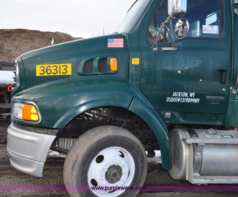 image for item G6441 2007 Sterling A9500 semi truck