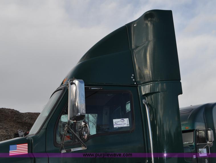 image for item G6441 2007 Sterling A9500 semi truck