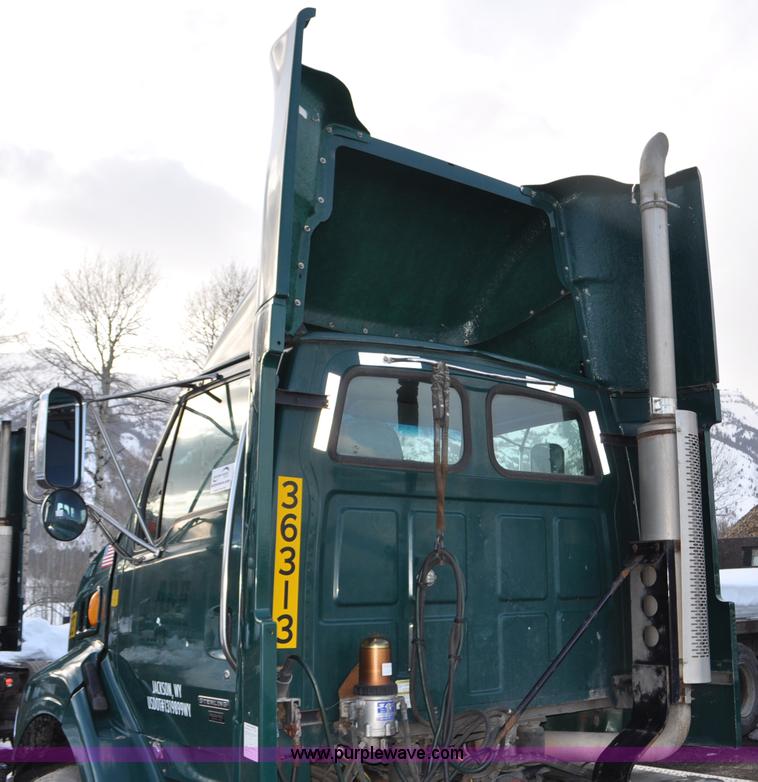 image for item G6441 2007 Sterling A9500 semi truck