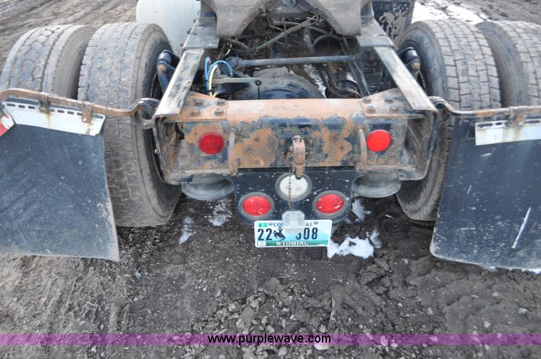 image for item G6441 2007 Sterling A9500 semi truck