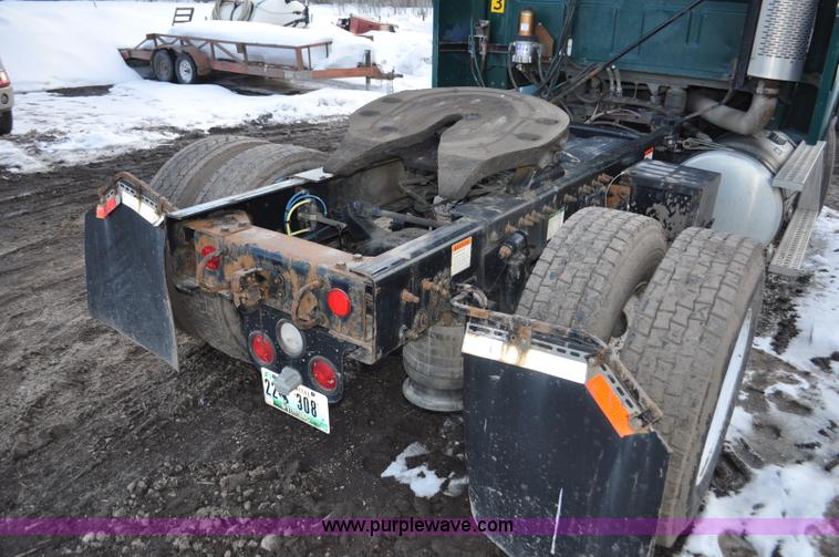 image for item G6441 2007 Sterling A9500 semi truck