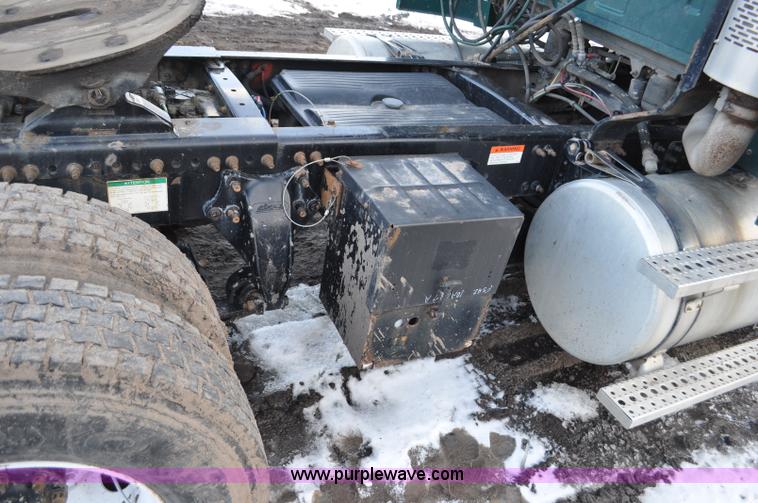 image for item G6441 2007 Sterling A9500 semi truck