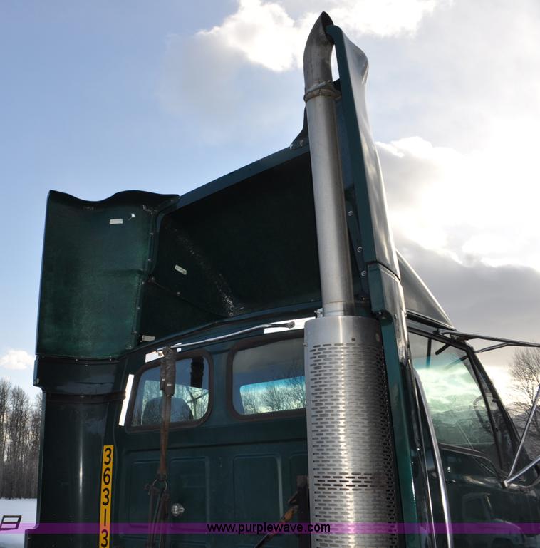 image for item G6441 2007 Sterling A9500 semi truck