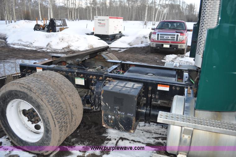 image for item G6441 2007 Sterling A9500 semi truck