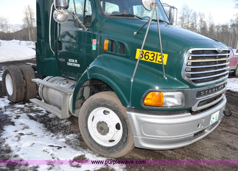 image for item G6441 2007 Sterling A9500 semi truck