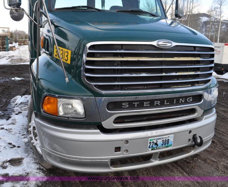 image for item G6441 2007 Sterling A9500 semi truck