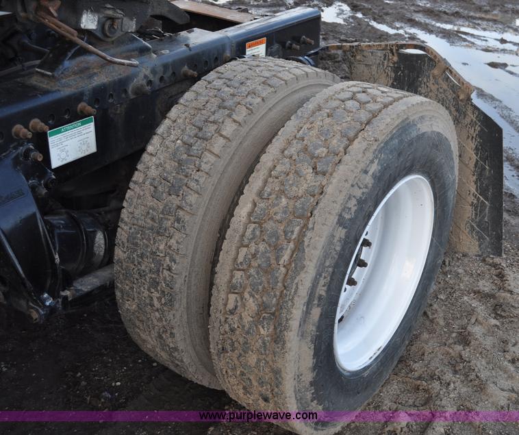 image for item G6441 2007 Sterling A9500 semi truck