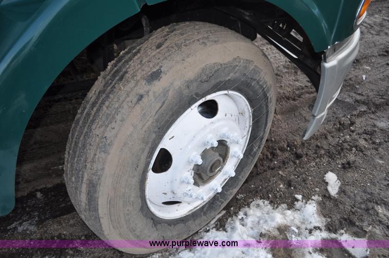 image for item G6441 2007 Sterling A9500 semi truck