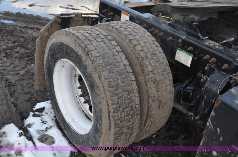 image for item G6441 2007 Sterling A9500 semi truck