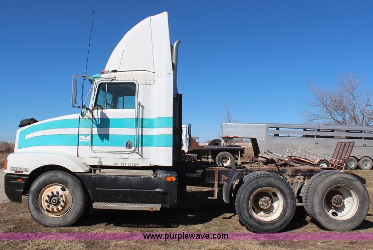 image for item H1439 1995 Kenworth T400B semi truck