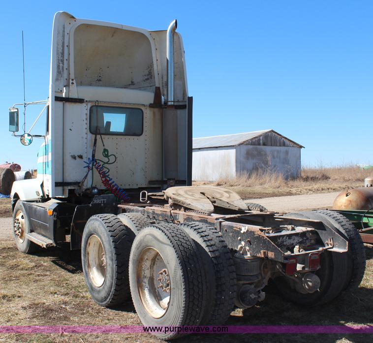 image for item H1439 1995 Kenworth T400B semi truck