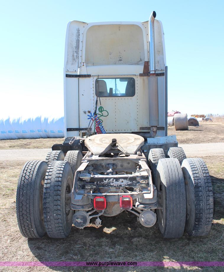 image for item H1439 1995 Kenworth T400B semi truck