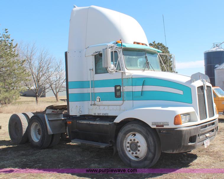 image for item H1439 1995 Kenworth T400B semi truck